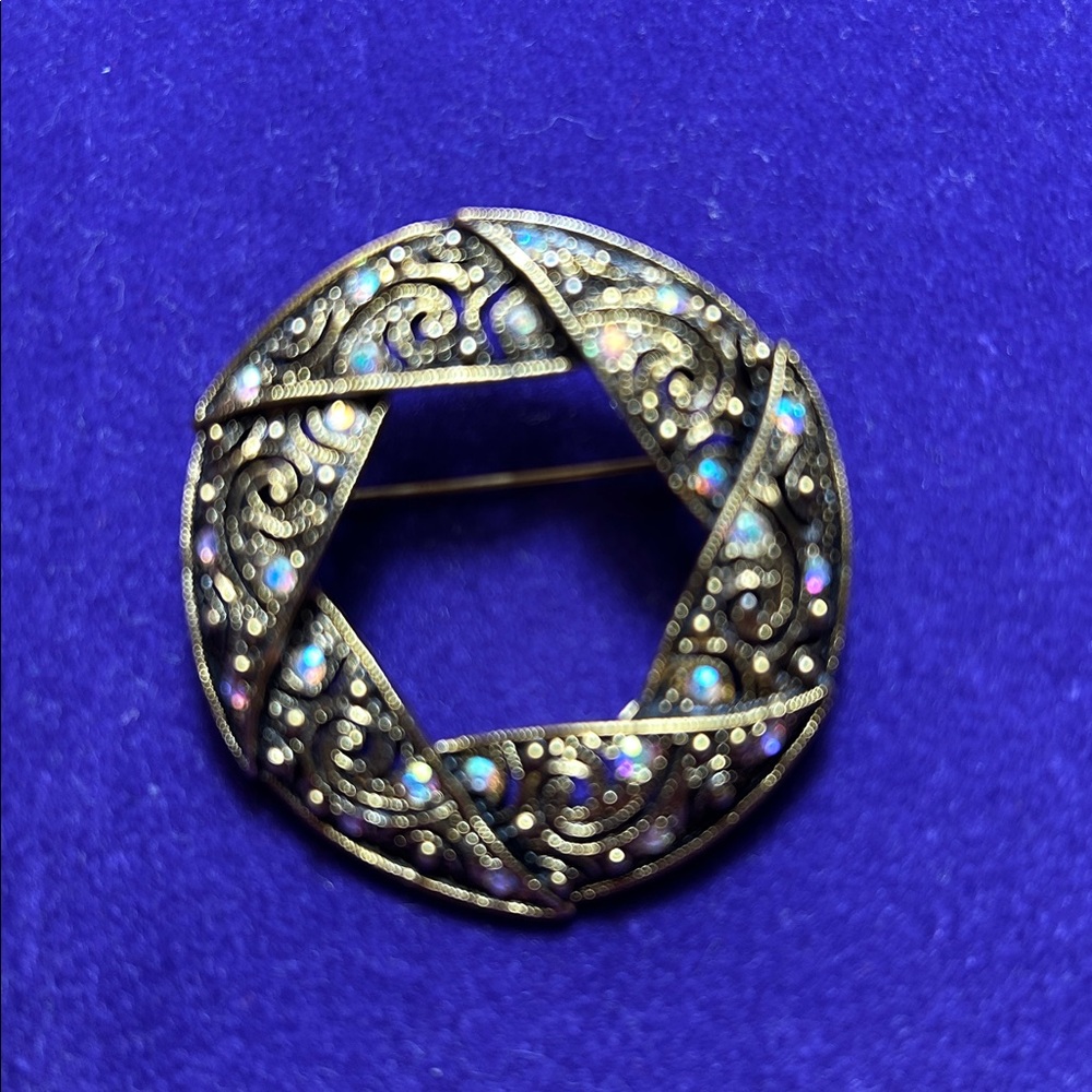 Vintage Gold-Tone Brooch with Intricate Design
